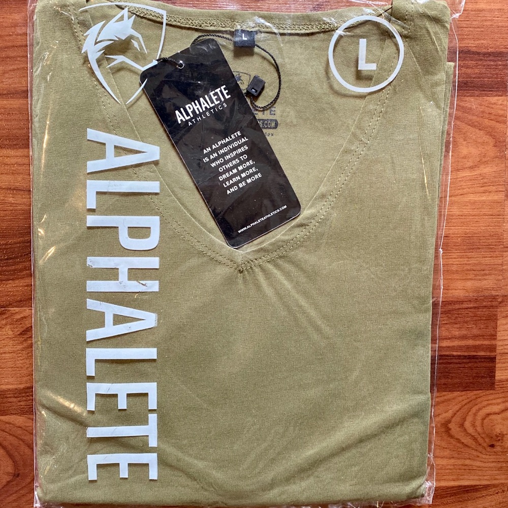Alphalete Men’s V-Neck Martini Olive